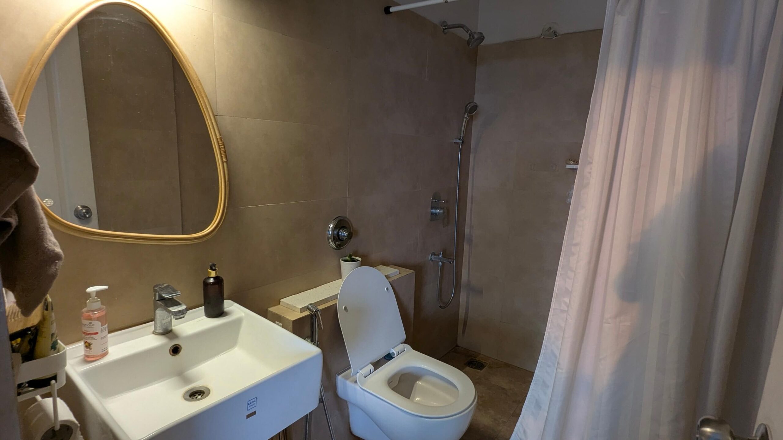 Room 3 washroom (diagonally opposite)
